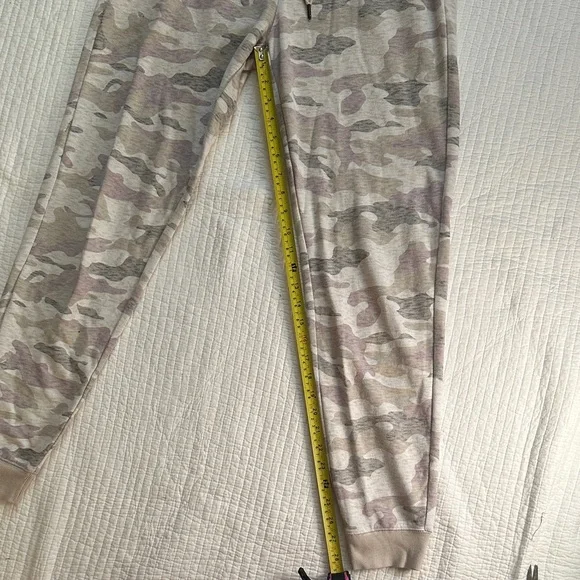 Old Navy Women's Beige Camouflage Joggers - Picture 6 of 6